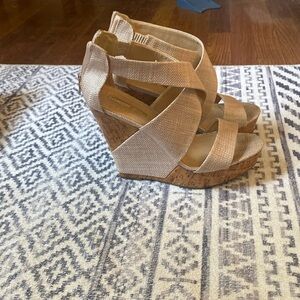 8.5 bcbg cream wedges